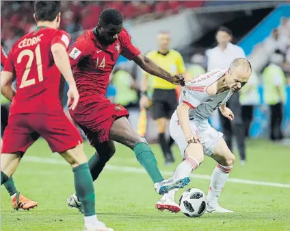  ?? FOTO: JA Gª SIRVENT ?? Andrés Iniesta es agarrado de la camiseta en el primer partido de este Mundial ante Portugal