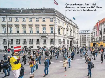  ??  ?? Corona-Protest: Am 1. Mai demonstrie­rten etwa 400 Menschen vor dem Kanzleramt.