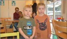  ?? FOTO: OLAV HOEL ?? Abel Birkeland (4 år) og Marie Hommen (3,5) synes det har vaert en fin dag i barnehagen.