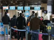  ??  ?? Un contrôle d’embarqueme­nt, ce mercredi, à l’aéroport de Nice.