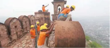  ?? Associated Press ?? ↑ Rescuers carry out a search operation at a watchtower of the 12th century Amber Fort in Jaipur, Rajasthan, on Monday.