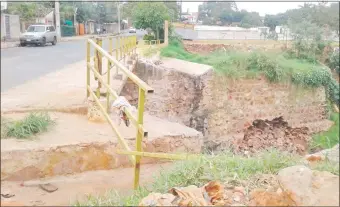  ??  ?? El muro del puente que ya volvió a colapsar con sus endebles barandas todas rotas.