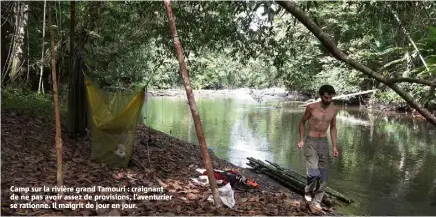  ??  ?? Camp sur la rivière grand Tamouri : craignant de ne pas avoir assez de provisions, l’aventurier se rationne. Il maigrit de jour en jour.