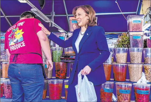  ?? L.E. Baskow Las Vegas Review-journal @Left_eye_images ?? Vice President Kamala Harris thanks a vendor after making a purchase at Broadacres Marketplac­e on Saturday in North Las Vegas.
