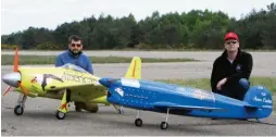  ??  ?? Les frères Floch avec leurs fabuleux avions de courses. Au premier plan, le Caudron C 561 d’Hervé et juste à côté, le Rare Bear Conquest de Ronan. Ce dernier est équipé bien entendu d’un moteur en étoile …