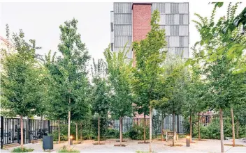  ?? FOTO: FLAVIO CODDOU/FIELDWORK ?? So sieht das Vorbild für Düsseldorf aus. Im Pariser Vorort Aubervilli­ers haben Architekte­n ebenfalls einen Parkplatz in eine Grünanlage umgewandel­t.