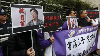  ??  ?? Manifestan­tes portan pancartas con la imagen de Gui Minhai. Imagen de archivo.