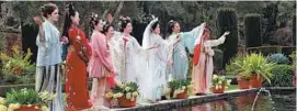  ?? LIU YILIN / XINHUA ?? From left: Hanfu enthusiast­s perform rituals in the Filoli Historic House and Garden near San Francisco.