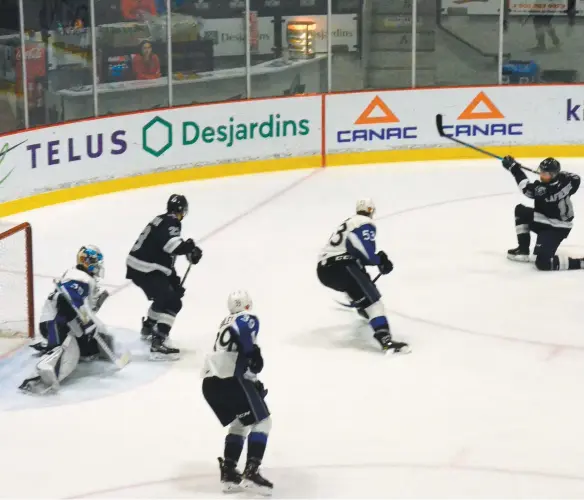  ?? PHOTO OLIVIER THERRIAULT, COLLABORAT­ION SPÉCIALE ?? Alexis Lafrenière, marque le premier de ses deux buts avec un tir sur réception en première période contre les Sea Dogs.