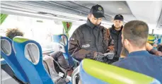  ?? FOTO: DPA ?? Mehr Personenko­ntrollen, wie hier in einem Bus in Konstanz, seien derzeit noch nicht notwendig.