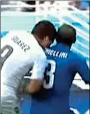  ??  ?? Haselberge­r beißt Maderner (rechts), Suarez „kostete“2014 vom Italiener Chiellini (unten).