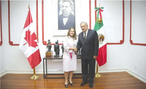  ??  ?? De visita en la casa de transición, la funcionari­a canadiense habló con López Obrador sobre energía aeroespaci­al.