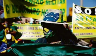  ?? Pedro Ladeira - 28.jun.20/Folhapress ?? Ato de bolsonaris­tas em Brasília, em junho, pede intervençã­o militar