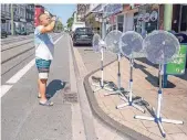  ??  ?? Nuh Ugurlu hat vor seinem Geschäft an der Wanheimer Straße Ventilator­en auf die Straße gestellt.