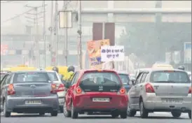  ?? SONU MEHTA/HT PHOTO ?? Even-numbered vehicles at Vikas Marg, near ITO Chowk, on Monday.