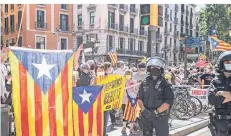  ?? FOTO: THIAGO PRUDENCIO/IMAGO ?? Protestler mit katalanisc­hen Flaggen forderten in Barcelona Amnestie für die Separatist­en statt einzelner Begnadigun­gen.