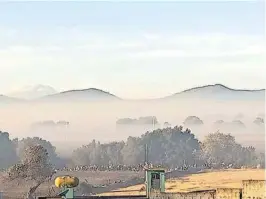  ?? GUSTAVO VARGAS ?? Las comunidade­s en torno a la Laguna de Tecocomulc­o amanecen entre densas capas de humo