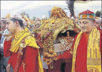  ?? AQIL KHAN /HT ?? Priests taking the palanquin of Lord Raghunath to his temporary abode at Dhalpur, Kullu, on the occasion of worldfamou­s Kullu Dussehra; (below) The royal family of Kullu in traditiona­l attire during the Opening Day of festival on Friday.