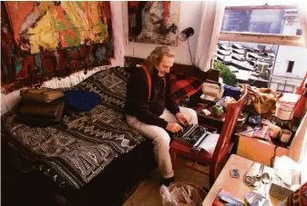  ?? Chris Stewart / The Chronicle 2000 ?? Poet Jack Hirschman types in his apartment above Cafe Trieste in North Beach in 2000. To actor and author Amber Tamblyn, he was a mentor, friend and “inner riot’s inspiratio­n.”