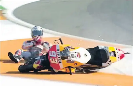  ?? MOTOGP ?? Marc Márquez volvió a caerse ayer en el circuito Ricardo Tormo, en el segundo entrenamie­nto, sin consecuenc­ias físicas