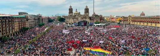 ??  ?? ‘AMLOFEST’. Frente a miles de mexicanos, el presidente dijo que entre los pendientes están mejorar la salud, crecer más en la economía y reducir los niveles de violencia. Aseguró que no hará una dictadura.