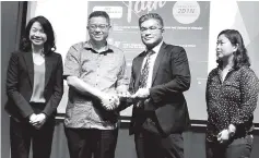  ??  ?? Phang (second from left) presenting a souvenir to Dr Ahmad Ashraf while Dr Pamela (left) and others look on.