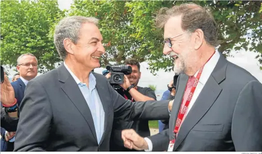  ?? CÉSAR ORTIZ / EP ?? Los ex presidente­s José Luis Rodríguez Zapatero y Mariano Rajoy se saludan ayer en el Palacio de la Magdalena de Santander.