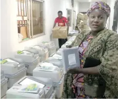  ??  ?? A staff of the Kaduna State Independen­t Electoral Commission (KADSIECOM) displays one of the battery of the EVM