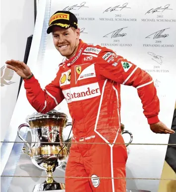  ?? Foto: Andrej Isakovic, afp ?? Mit ausgefalle­nen Tanzschrit­ten feierte Ferrari Pilot Sebastian Vettel seinen Sieg in Bahrain.