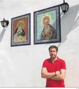  ?? R. P. ?? Rafael Pareja, junto a un mosaico de sus Titulares en la ermita del Monte Calvario.