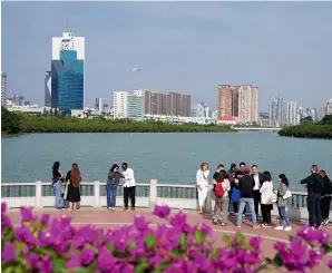  ?? ﬃYU JIEﬀ ?? Tourists visit Yundang Lake in Xiamen, Fujian Province, on 14 November 2023