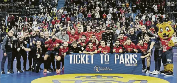  ?? FOTO: RFEBM (J. L. RECIO) ?? Los técnicos y los jugadores de la selección española celebran en Granollers su clasificac­ión para los Juegos de París’2024