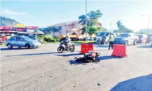  ??  ?? MOTOSIKAL yang dinaiki mangsa sebelum tercampak kira-kira meter dari lokasi kejadian.