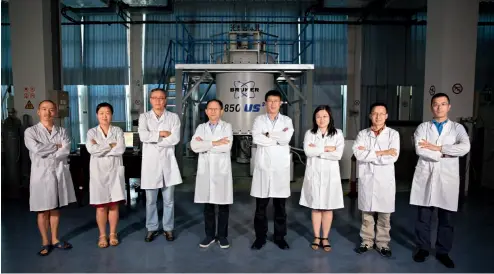  ?? De izq. a der.) ?? Wang Wenchao, Zhang Xin, Zhang Na, Wang Junfeng, Liu Qingsong, Liu Jing, Lin Wenchu y Ren Tao ( Magnético del Instituto de Ciencias Físicas de Hefei, de la Academia China de Ciencias. en el Centro de Ciencias del Alto Campo