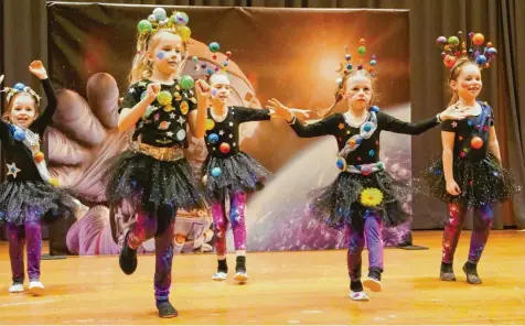  ?? Fotos: Kathrin Elsner ?? Die Tänzerinne­n und Tänzer der Minigarde Mattsieson­ia schwebten als Astronaute­n über die Bühne, Planeten-Haarreif inklusive.