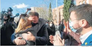  ?? MARTA PÉREZ / EFE ?? El presidente de ERC, Oriol Junqueras, abraza ayer a Carme Forcadell, a su salida de prisión, junto a Pere Aragonès.