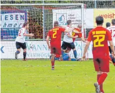  ?? FOTO: ALEXANDER HOTH ?? Erzielt das Tor des Tages im Topspiel gegen den SV Kressbronn: Beurens Torjäger Chris Karrer (verdeckt).