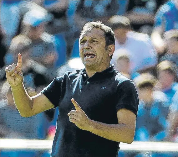  ?? FOTO: EFE ?? Eusebio da instruccio­nes a sus jugadores en el último partido fuera de casa disputado por la Real en el Coliseum de Getafe