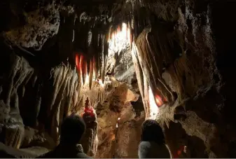  ?? (Photos P. F.) ?? La grotte de Saint-Cézaire ci-dessus et ci-dessous la grotte de Saint-Vallier.