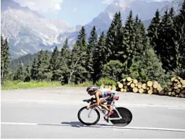  ??  ?? Die 90 km lange Radstrecke verlangte den Athleten alles ab.