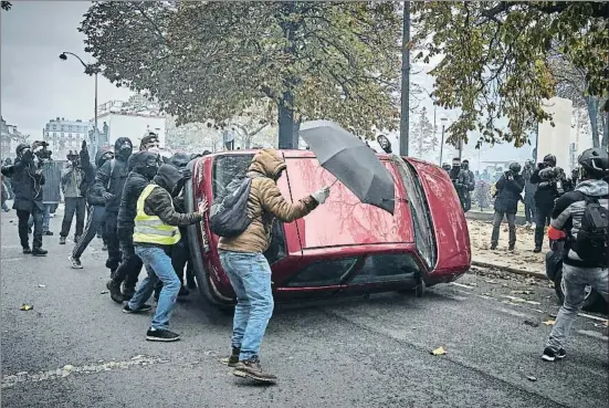  ?? KIRAN RIDLEY / GETTY ?? Los disturbios más violentos de ayer tuvieron lugar en la plaza de Italia de la capital francesa,donde estaba aparcado este coche