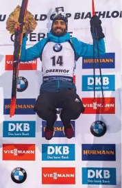  ??  ?? Freudenspr­ung: Martin Fourcade hebt nach dem gewonnenen Sprint bei der Siegerehru­ng förmlich ab.