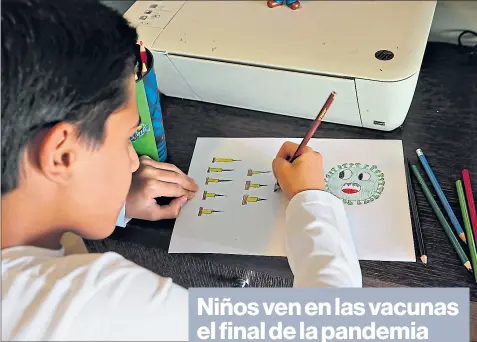  ?? Vicente costales / el comercio ?? • Pedro Ullauri, de 13 años, se imaginó cómo varias jeringas con la vacuna podrían acabar con el virus que causa el covid-19.