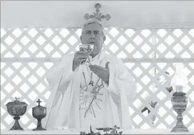  ??  ?? Monseñor Emilio Carlos Berlie Belaunzará­n, arzobispo emérito de Yucatán, celebra hoy el 54o. aniversari­o de su ordenación sacerdotal