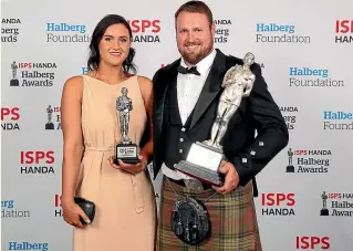  ?? GETTY IMAGES ?? Tom Walsh, with partner Dana Mulcahy, and the spoils of success from winning not only the Sportsman of the Year title but also the Supreme crown at the Halberg Awards in Auckland on Thursday night.