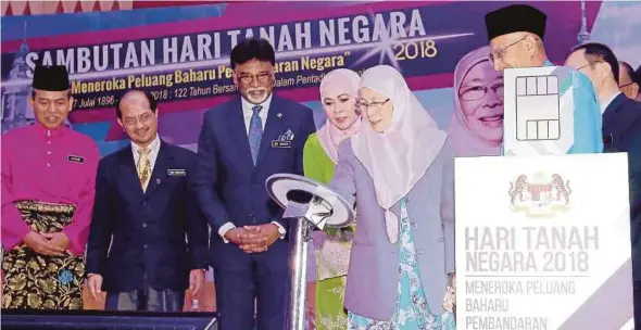  ?? PIC BY AHMAD IRHAM MOHD NOOR ?? Deputy Prime Minister Datuk Seri Dr Wan Azizah Wan Ismail launching the 2018 National Land Day celebratio­ns in Putrajaya yesterday. With her is Water, Land and Natural Resources Minister Dr Xavier Jayakumar (third from left).