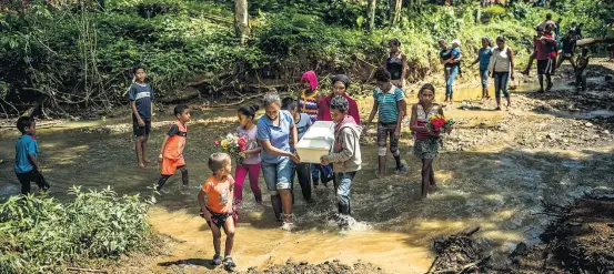  ?? MERIDITH KOHUT/THE NEW YORK TIMES -17/8/2017 ?? Taxas de 1989. Crianças levam caixão de bebê de apenas 3 meses em Urdaneta; país tem 30,9 crianças com até 5 anos mortas para cada mil