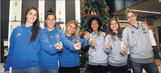  ??  ?? AMIGAS. Sandra Hernández e Irene Garí. PACHANGA. Marta Carro marca jugada. GOL. Irene Garí, con el balón d fútbol. BRINDIS POR EL AÑO NUEVO. María Pi, Marta Carro y Sandra Hernández, del Valencia CF; y María Bettencour­t, Esther Díaz e Irene Garí, del Valencia Basket.