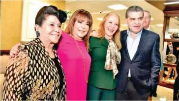  ??  ?? Doña Vilma Ale de Herrera, Leticia Herrera Ale, Adriana Fuentes y el gobernador de Coahuila, Miguel Ángel Riquelme Solís