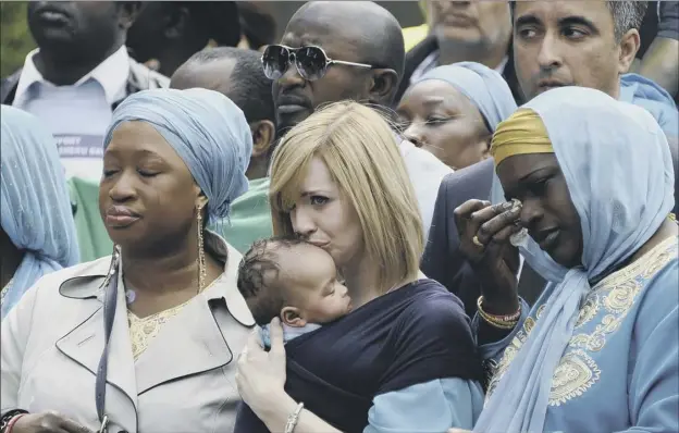  ?? Picture: Andrew O’brien ?? Sheku Bayoh’s partner Collette Bell kisses the couple’s son as his funeral procession stops outside the police station in Kirkcaldy